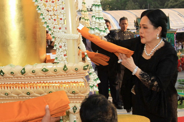 Ratu Sirikit mempersembahkan jubah bhikkhu