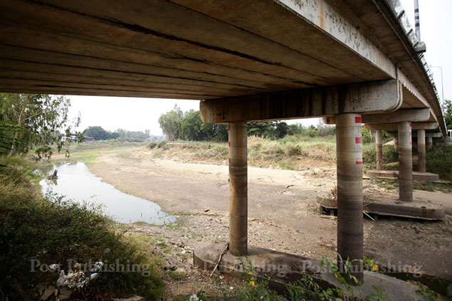 A part of Yom River which passes through tambon Rang Nok in Sam Ngam district of Phichit province has gone dry.
