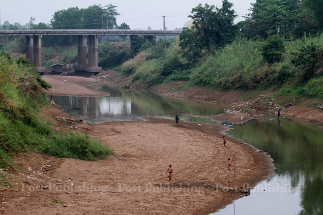 Sukhothai province is facing the worst drought in 20 years. Parts of Mae Yom River in Sri Sam Rong district has dried out.