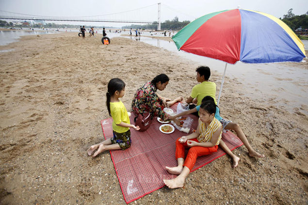 Parts of Ping River that run through Tak province have completely dried out and have become new picnic spots for the locals. Other activities include football and volleyball.