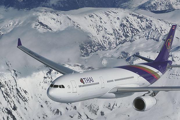 A Thai Airways International jet crosses mountains in Hokkaido in northern Japan. The Thai authorities have been reminded by the Japan Civil Aviation Bureau about a pledge to work closely with Japan to end its concerns over the safety of Thai airlines. (Bangkok Post photo)