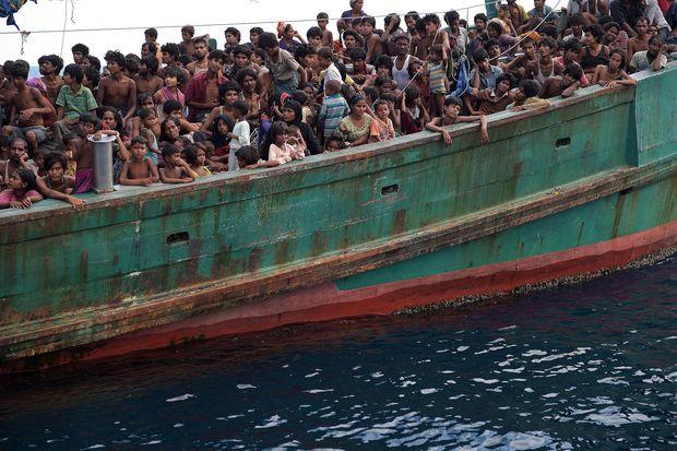 Rohingya migrants on a boat drifting in Thai waters off the southern island of Koh Lipe in the Andaman. (AFP photo)