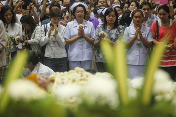 Mourners say farewell: Followers pay their respects at Maharat Nakhon Ratchasima Hospital for Luang Phor Khoon, who died yesterday at the age of 92.