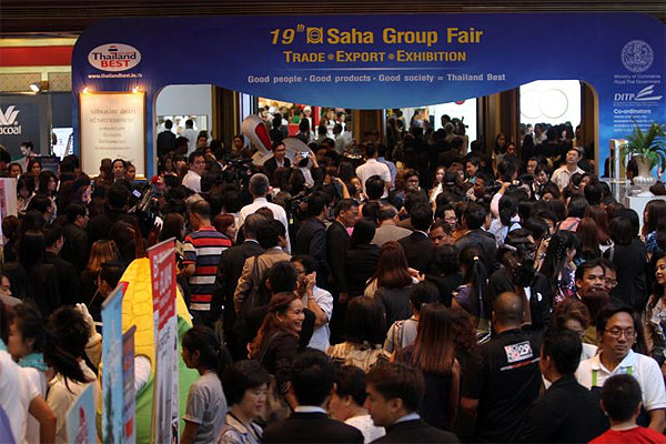 Shoppers throng the 19th Saha Group Fair, featuring more than 1,000 booths with consumer products, clothing, food and drinks. The expo ends tomorrow at the Queen Sirikit National Convention Center in Bangkok. APICHART JINAKUL
