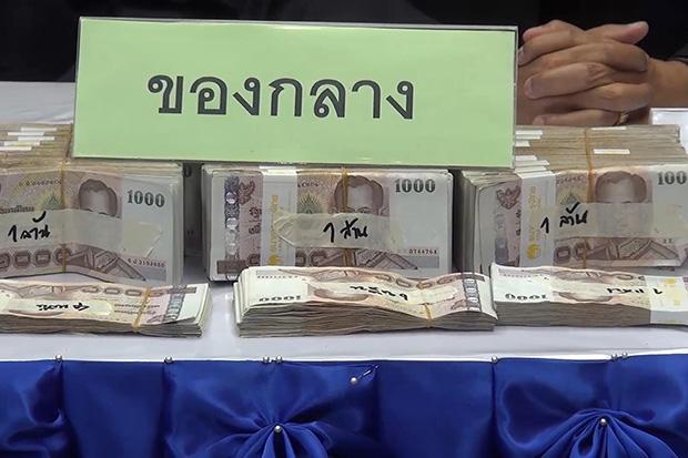 Banknotes worth 3.2 million baht seized from the Songkhla Provincial Office of Buddhism director are displayed at a news conference at the Muang district police station in Songkhla on Saturday. (Photo by Wichayan Boonchote)