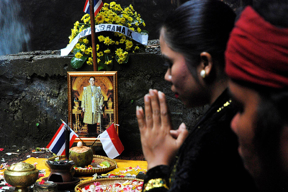 An image of late King Bhumibol is seen as Indonesian dancers perform an honour ritual and pray at Curug Dago, in Bandung, West Java province, on Oct 20.