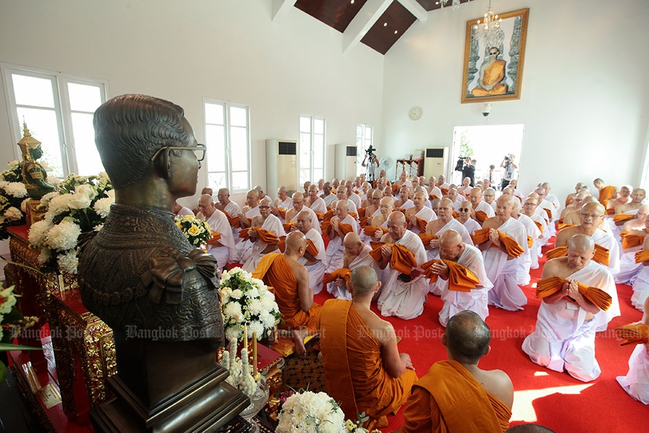 Mourners are ordained as monks to honour King Bhumibol at Wat Phra Ram 9 Kanchanaphisek in Huay Kwang district, Bangkok.