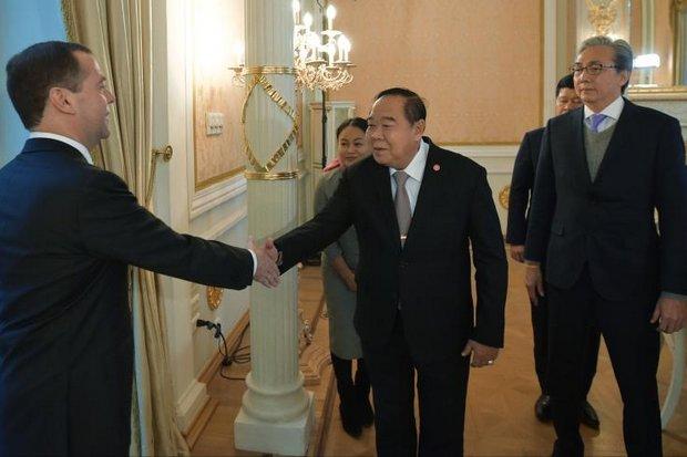 Russian Prime Minister Dmitry Medvedev shakes hands with Deputy Prime Minister Prawit Wongsuwon who visited his office in Moscow Friday along with Deputy Prime Minister Somkid Jatusripitak, right. (AP photo)