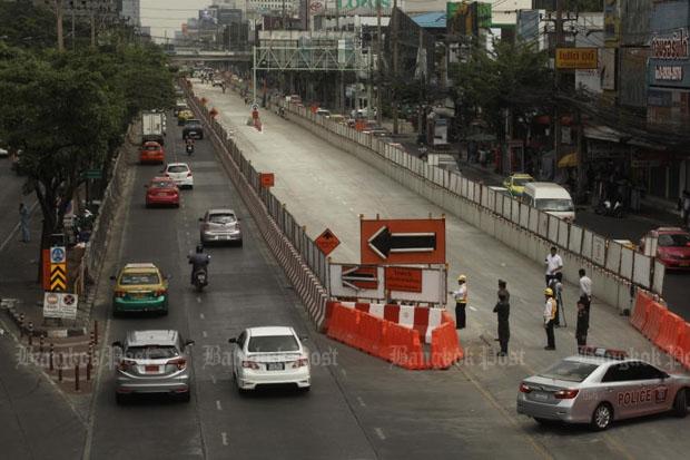 Portions of Phahon Yothin Road are closed for construction of Bangkok's Green Line railway. (Photo by Pornprom Satrabhaya) 