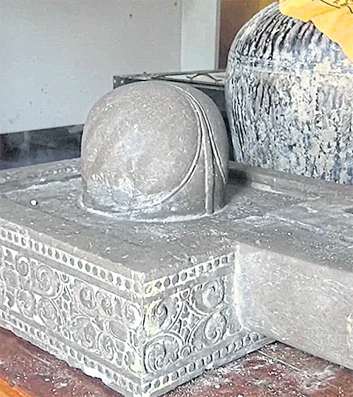 A ‘shiva linga’ with flowers carved in relief on its base was discovered at Wat Nang Tra in Tha Sala district of Nakhon Si Thammarat on Wednesday. Nutjaree Rakrun