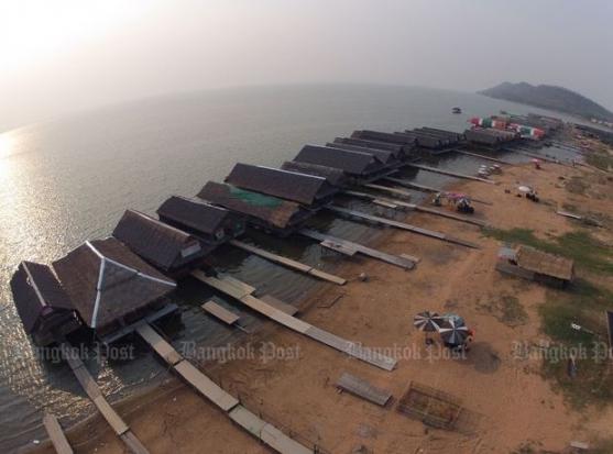 Once-floating restaurants near the Ubolratana Dam in Khon Kaen province put up makeshift walkways to continue serving customers on March 26 after the water level in the reservoir fell to less than 1%. (Photo by Pattarapong Chatpattarasill) 