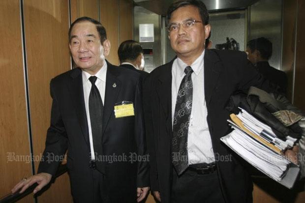 Vatana Asavahame, left, arrives with his defence lawyer at the Supreme Court in April 2008 for trial in the Khlong Dan wastewater treatment corruption case. The 79-year-old political veteran was convicted and has been fugitive for eight years. (Photo by Chanat Katanyu)