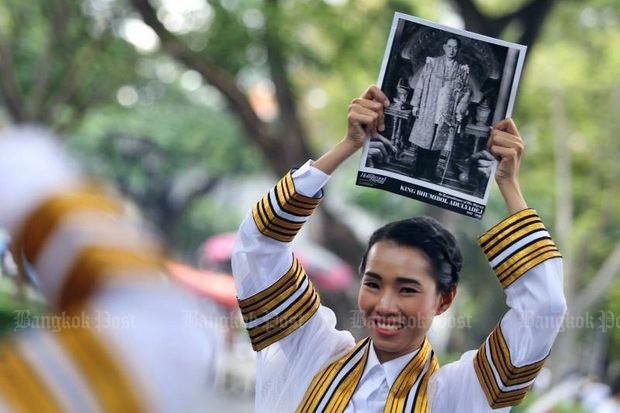 Chulalongkorn University went ahead with its graduation ceremony on Thursday as scheduled, amidst warnings by the country's chief propaganda officer Lt Gen Sansern Kaewkamnerd to display 'unfailing loyalty to the monarchy'. (Photo by Jiraporn Kuhakan)
