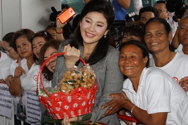 Former Prime Minister Yingluck Shinawatra is greeted by her as she arrives at the Supreme Court for a witness hearing in the rice-pledge scheme on Oct 7, 2016. (Photo by Tawatchai Kemgumnerd) 