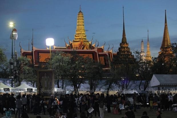 Mourners for King Bhumibol gather at Sanam Luang, which is expected to be packed on Saturday when more people come to to sing the Royal Anthem starting from 1pm. The event will be filmed for screening on television and in cinemas. (Photo by Wichan Charoenkiatpakul)