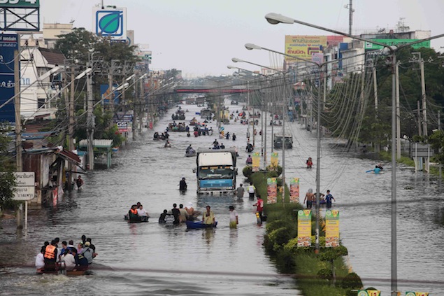 Thailand Flooding Photos Albums 2011: Flood Reaches Northern Bangkok.